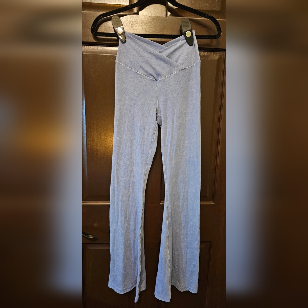 Offline by Aerie, M short, double crossover flare legging, marble blue